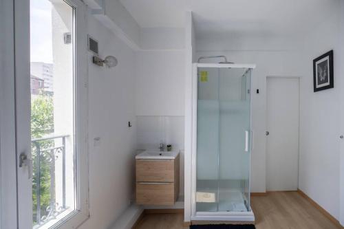 une salle de bain avec une douche en verre et un lavabo dans l'établissement Clichy New Flat 15 Min from Paris , Ideal for 4 Guests, à Clichy