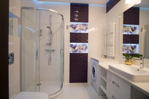 a bathroom with a shower and a sink at Apartamenty Comfort & Spa Stara Polana VIPAPARTAMENTY in Zakopane