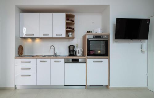 Кухня или мини-кухня в Nice Apartment In Medulin With Wifi
