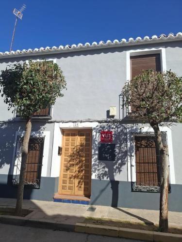 a building with two trees in front of it at Casa Luisa - Casa Completa con Encanto Valdepeñas in Valdepeñas