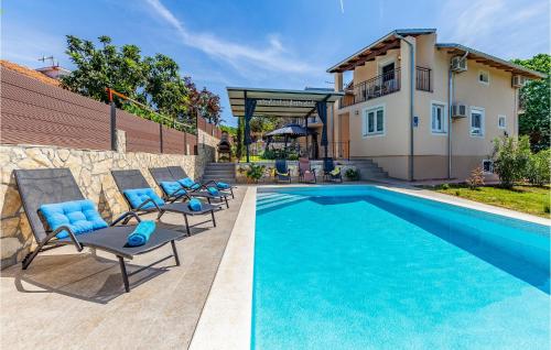 Amazing House With Pool