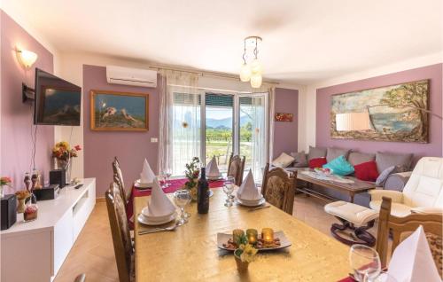 Posedenie v ubytovaní Two-Bedroom Holiday Home In Stasevica