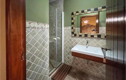 Bilik mandi di Awesome Home In Vilallonga With Kitchen