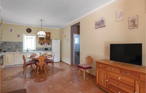 Kuchyň nebo kuchyňský kout v ubytování 3 Bedroom Beautiful Home In Krnica