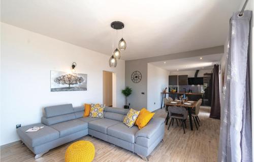 3 Bedroom Lovely Apartment In Orebic