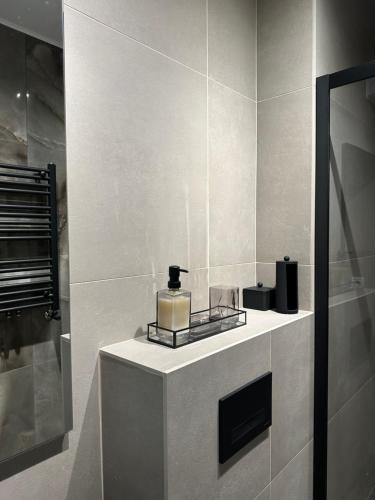 ein Badezimmer mit einem Waschbecken mit einer Kerze darauf in der Unterkunft Apartament Bucuresti Nord in Bukarest