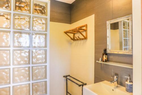 een badkamer met een wastafel en een spiegel bij Casa Dels Tossals in Moraira