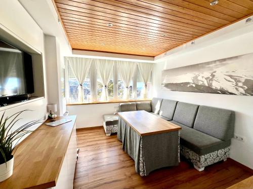 a living room with a couch and a table at Acogedor apartamento en Edif. Slalom II in Monachil