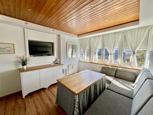 a living room with a couch and a table at Acogedor apartamento en Edif. Slalom II in Monachil