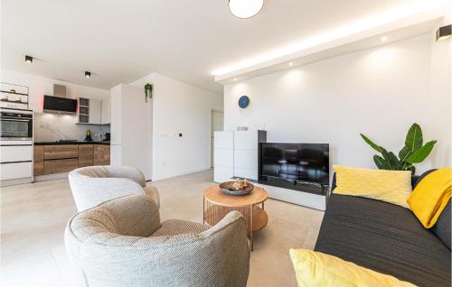 3 Bedroom Beach Front Apartment In Kastel Novi
