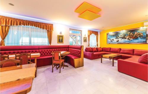Eight-Bedroom Holiday Home Okrug Gornji With Sea View 05