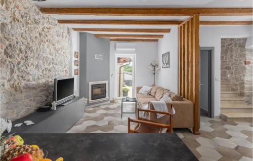 un soggiorno con un divano e una TV di 4 Bedroom Cozy Home In Dracevac a Dračevac