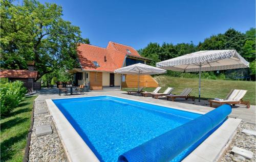 basen przed domem w obiekcie Beautiful Home In Bedenica With Sauna w mieście Bedenica