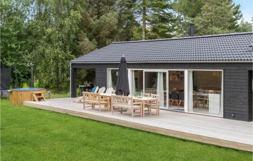 Zahrada ubytování Beautiful Home In Højby With Sauna