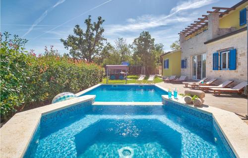 une piscine dans l'arrière-cour d'une maison dans l'établissement Pet Friendly Home In Naselje Muzini, à Tomišići
