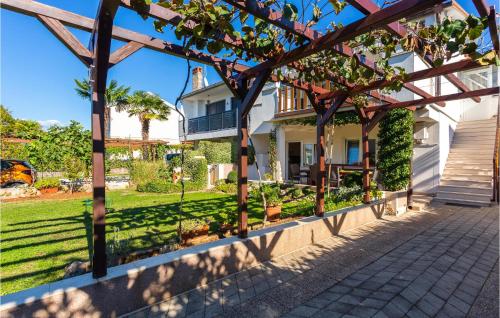 2 Bedroom Cozy Apartment In Malinska