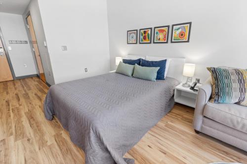 a bedroom with a bed and a couch at Expedition Station 313 Next To Slopes And Bike Trails WiFi Village in Snowshoe