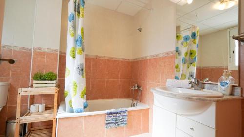 A bathroom at APARTAMENT LO COR DEL DELTA