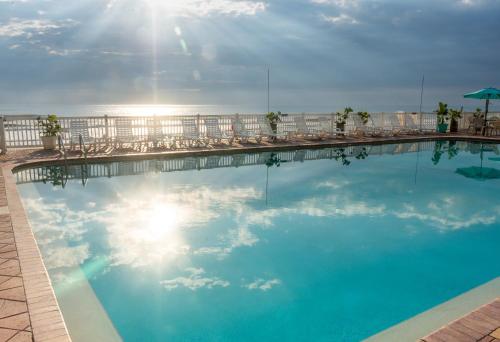 Bazén v ubytování Boardwalk Inn and Suites nebo v jeho okolí