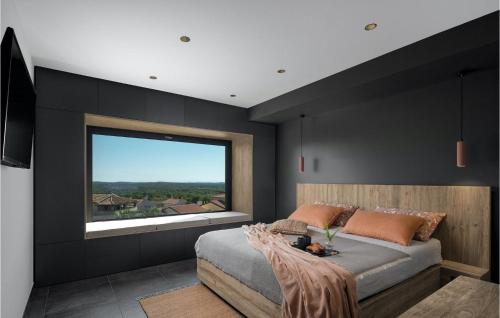 une chambre avec un lit avec une grande fenêtre dans l'établissement Villa Merapi, à Sveti Lovreč Pazenatički