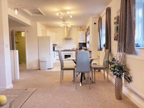 a kitchen and dining room with a table and chairs at Elegant Serviced Apartment with Parking in Oxford in Oxford