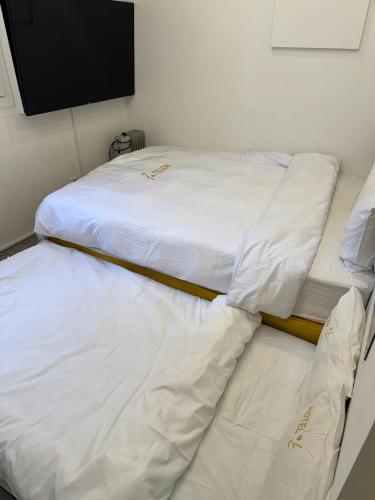 two beds sitting next to each other in a room at Maison Seongsu KAN Hotel in Seoul