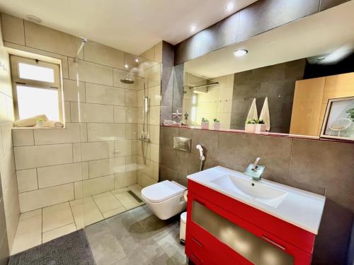 Un baño con un inodoro blanco y un lavabo. en Casa Tucan - two bedrooms, heated pool, city and ocean views, en Patalavaca