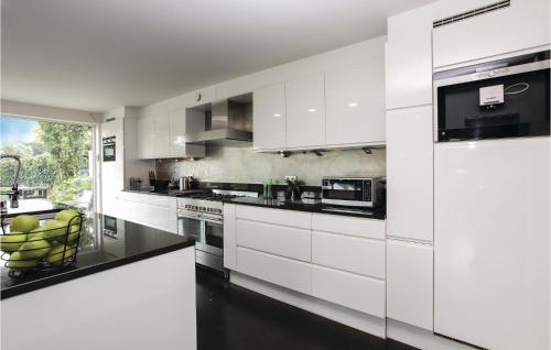 Dapur atau dapur kecil di 4 Bedroom Awesome Home In Brugge