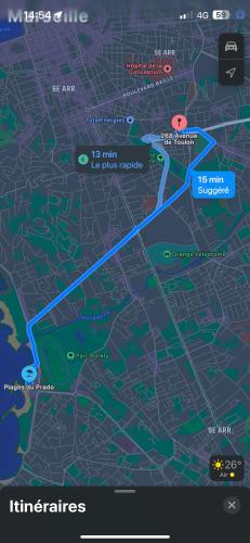 une carte d'une ville avec un point rouge dans l'établissement Appartement calme avec terrasse, à Marseille