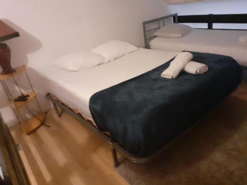 deux lits jumeaux dans une chambre avec dans l'établissement Appartement calme avec terrasse, à Marseille