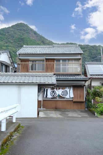 新宮市にある新宮 五新の家の側面にバルコニーがある家
