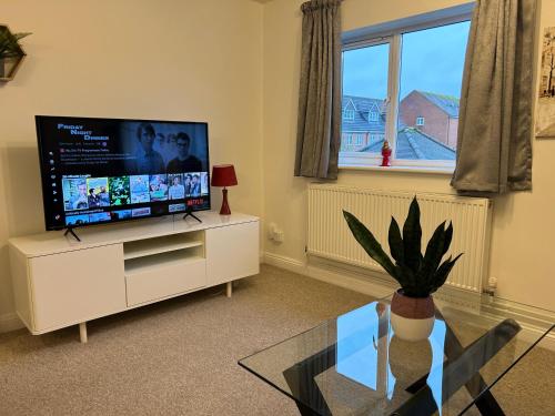 a living room with a large flat screen tv at Lovely Serviced Apartment, Free Parking, Oxford in Oxford