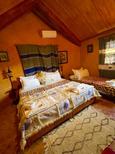 ein Schlafzimmer mit zwei Betten in einem Zimmer in der Unterkunft Ferme D’hôte La Vallée in Azrou