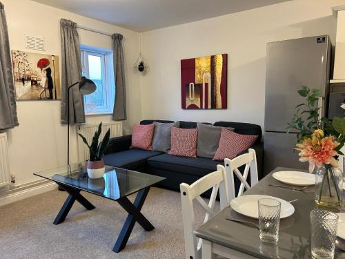 a living room with a couch and a table at Lovely Serviced Apartment, Free Parking, Oxford in Oxford