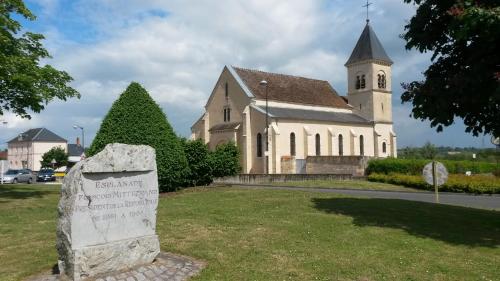 una iglesia con una tumba de piedra delante de ella en Mezzanine, Terrasse privée et Clim, en Coulanges-lès-Nevers