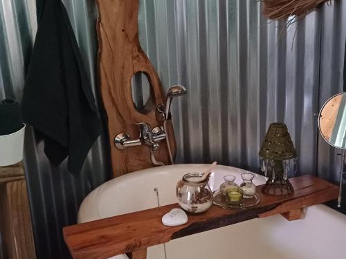 un baño con bañera y lavabo en Owl's Den 1, en Oudtshoorn