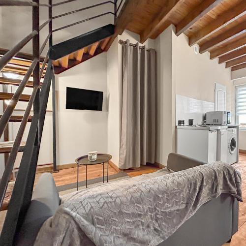 une chambre avec un lit et une table dans une pièce dans l'établissement Mezzanine, Terrasse privée et Clim, à Coulanges-lès-Nevers