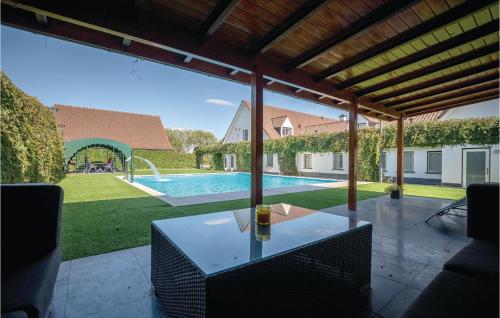 patio con tavolo e piscina di Awesome Home In Kessel With Kitchen a Kessel