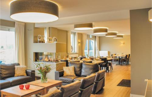 un ristorante con divani e tavoli e una sala da pranzo di Awesome Home In Kessel With Kitchen a Kessel