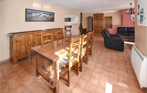 une cuisine et un salon avec une table et des chaises dans l'établissement Amazing Home In Mazan With Kitchen, à Mazan