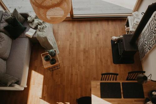 an overhead view of a living room with a couch at Zielony domek nad jeziorem Mazurskie klimaty in Pogubie Tylne