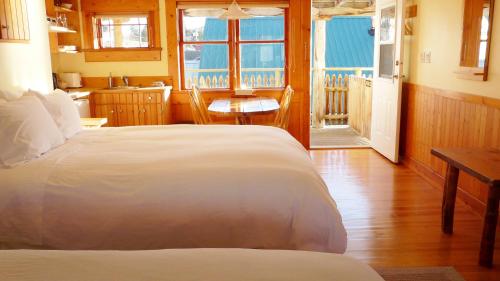 מיטה או מיטות בחדר ב-Seine Boat Inn
