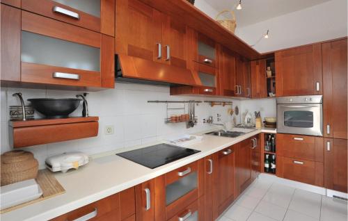 Three-Bedroom Holiday Home Makarska With Sea View 04