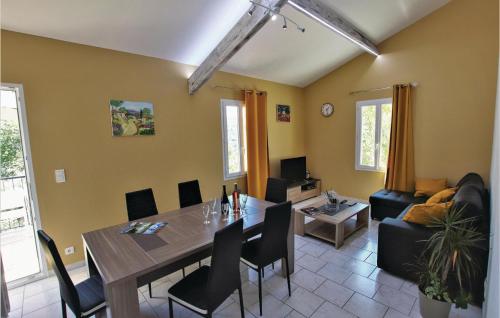 un salon avec une table et un canapé dans l'établissement 3 Bedroom Cozy Home In Mormoiron, à Mormoiron