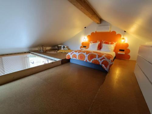 - une chambre avec un lit et une piscine dans l'établissement La casita, maison individuelle avec jacuzzi, à Falck