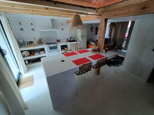 eine Küche mit Tisch und Stühlen in einem Zimmer in der Unterkunft La casita, maison individuelle avec jacuzzi in Falck
