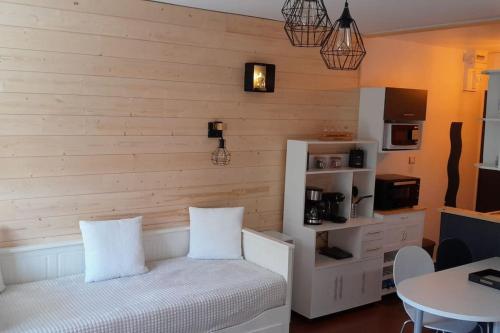 une chambre avec un lit et une cuisine avec une table dans l'établissement Studio pistes La Bresse Hohneck, à La Bresse