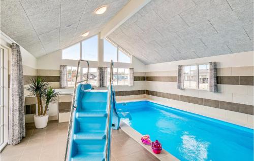una piscina con scivolo blu in una stanza di Cozy Home In Nørre Nebel With Sauna a Nørre Nebel