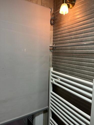 a room with a closet with a metal wall at The Small Mountain house in Séta