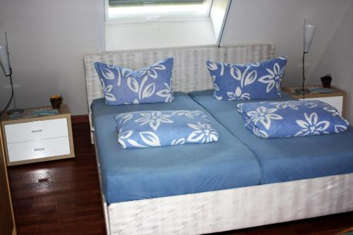 Ένα ή περισσότερα κρεβάτια σε δωμάτιο στο Ferienwohnung Riedblick Süd-Ost